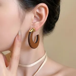Elegante Vintage-Ohrringe aus Holz in C-Form mit Goldmetall-Akzenten für einen klassischen Look