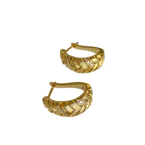 Elegante 18k vergoldete Creolen mit geometrischer Textur und Zirkonia