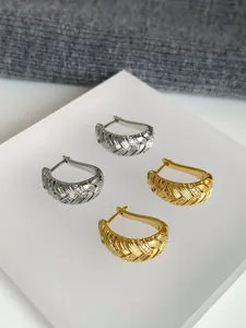 Detailansicht von 18k vergoldeten Creolen mit geometrischem Muster und funkelndem Zirkonia.