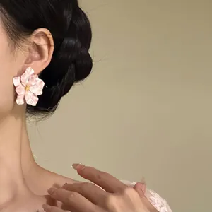 Elegante rosa Blumenohrstecker mit Silbernadeln, Detailansicht am Model