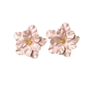 Elegante mattrosa Blumenohrstecker mit goldenem Zentrum für Damen im modernen Design