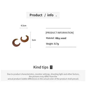 Détails des dimensions et matériaux des boucles d'oreilles C en bois et alliage
