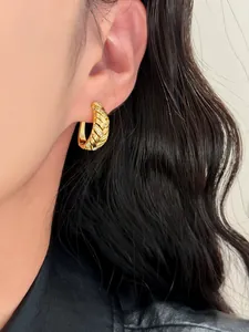 Detailansicht der mit 18 Karat vergoldeten Creolen mit Zirkonia und Geometriemuster.