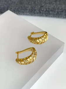 Nahaufnahme der 18 Karat vergoldeten Creolen mit geometrischer Textur und Zirkon