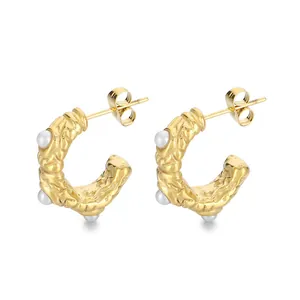 Elegante 18K vergulde roestvrijstalen C-vormige oorringen met ingelegde witte parels