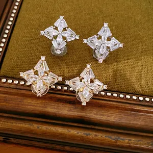 Luxuriöse 18 Karat vergoldete Blumen-Ohrclips mit funkelndem Zirkon im Kleeblatt-Design