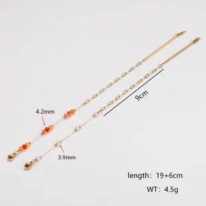 Detailansicht von 18k vergoldeten Armbändern mit bunten Perlen und weißen Perlen