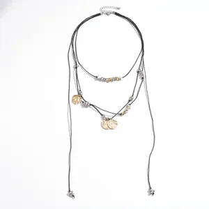 Collana multistrato in pelle con petali in metallo dorato pieghettati e perline