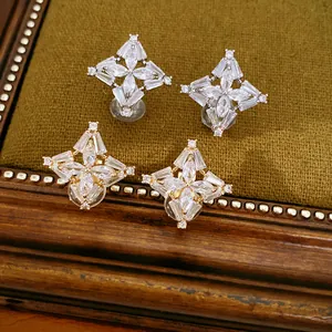 Eleganti clip per orecchie a quadrifoglio in zircone placcato oro 18 carati di lusso