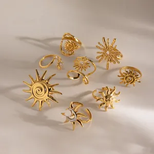 Vista detallada de varios anillos de acero inoxidable dorados con sol y piedra de luna