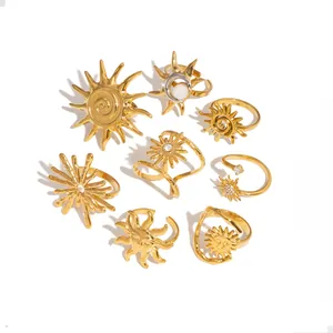 Colección de anillos celestiales de acero dorado con motivos de sol y piedra lunar.