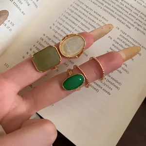 Set di anelli in resina stile vintage con eleganti disegni geometrici per donne.