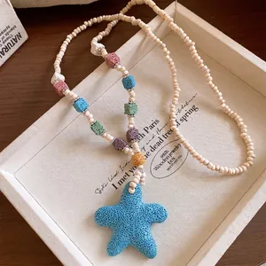 Collar de cuentas de piedra de lava de colores con colgante de estrella de mar azul