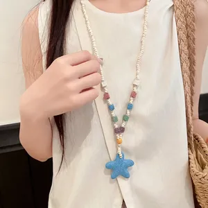 Collar de cuentas coloridas con piedra volcánica y colgante de estrella de mar azul de playa