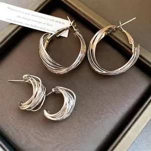 Élégantes Boucles d'Oreilles Clous en Forme de C Multicouches pour Femmes Boucles d'Oreilles en Cuivre Géométriques Luxe Simple Avec Tige en Argent Sterling 925 Accessoires Quotidiens