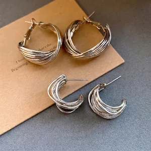 Boucles d'oreilles créoles en argent en forma de C avec un design multicouche élégant