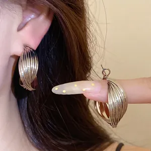 Boucles d'oreilles puces argentées en forme de C avec un design texturé multi-rangs chic