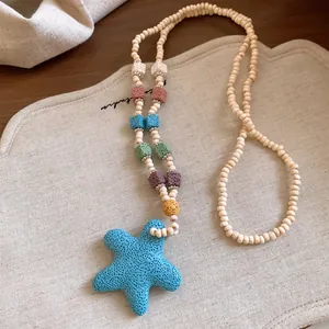 Detalle del colgante de estrella de mar de piedra volcánica azul