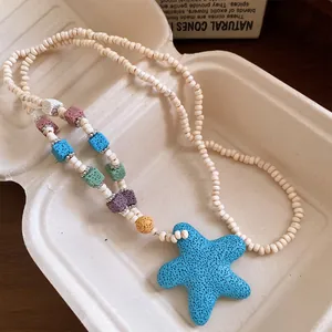 Primer plano de collar con cuentas de piedra de lava y colgante de estrella de mar