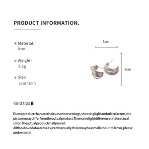 Detailansicht der C-förmigen Ohrstecker aus Eisen mit Maßen und Produktspezifikationen