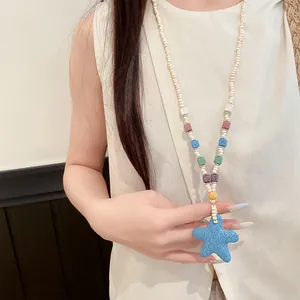 Detalle de un collar de cuentas de colores con un colgante de estrella de mar azul