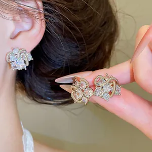 Elegante Ohrstecker aus Silbernadel mit funkelnden Zirkonia im goldenen Design