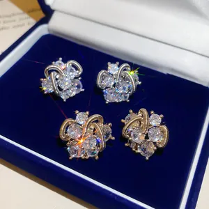Detaillierte Nahaufnahme von funkelnden Zirkonia-Ohrsteckern in einer blauen Schatulle.