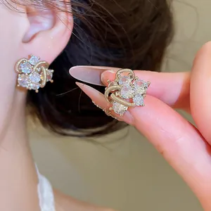 Nahaufnahme von exquisiten geometrischen Ohrringen mit funkelnden Zirkoniasteinen.