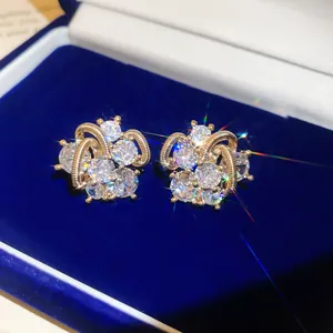 Detailansicht funkelnder Zirkonia-Ohrstecker in einer eleganten blauen Samt-Geschenkbox