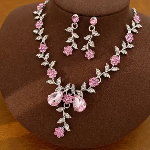 Exquisite Detailansicht des pinkfarbenen Blumen- und Blatt-Halsketten- und Ohrring-Sets