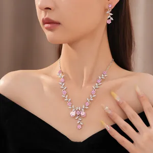 Elegantes Schmuckset für Damen mit rosa Blumen- und Blatt-Strasssteinen, Halskette.