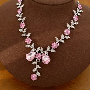 Detailansicht einer rosa Strass-Halskette mit filigranen Blumen- und Blattmotiven