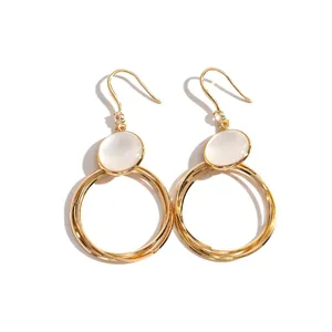 Orecchini a cerchio in oro vintage con intarsio in resina bianca