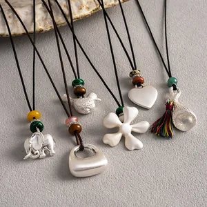 Colliers ethniques en cordon de cuir avec pendentifs en céramique, éléphant, cœur et fleurs