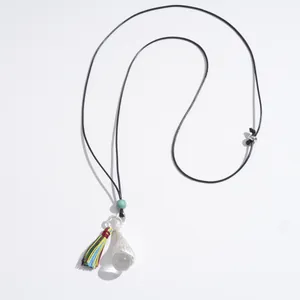 Collier ethnique chic en cordon de cuir avec pendentif argenté et pompon multicolore