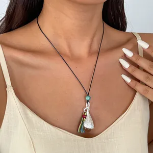 Collier pendentif argent de style ethnique bohème avec détails de glands colorés