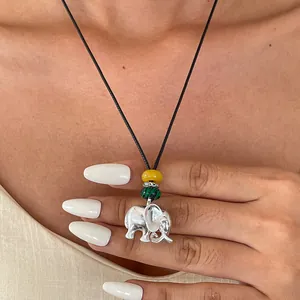 Vue détaillée d'un collier pendentif éléphant argenté ethnique avec perles colorées