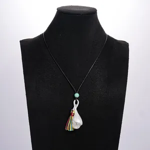 Sautoir de style ethnique avec cordon en cuir, pompon multicolore et pendentif argenté