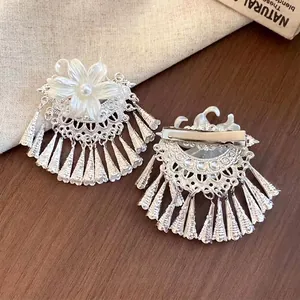 Eleganter Haarclip im neuen chinesischen Stil mit Perlenblume und silbernen Quasten