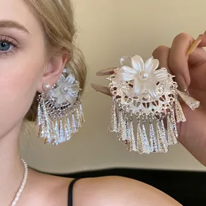 Eleganter Haarclip im neuen chinesischen Stil mit weißer Blume, Perle und Silberquasten.