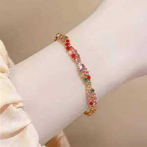 Elegante bracciale ondulato color oro con vivaci zirconi tondi multicolore da donna