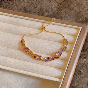 Bracciale dorato regolabile con zirconi colorati intrecciati in stile minimalista trendy