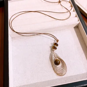 Elegante handgemaakte tijgeroog hanger ketting met bruin lederen koord voor dames mode stijl