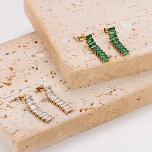 Nahaufnahme eleganter Gold-Ohrstecker aus Edelstahl mit Smaragd- und klarem Zirkonia-Steinbesatz.