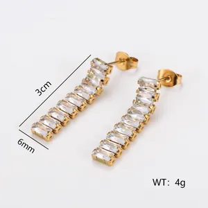 Lange geometrische Ohrringe aus goldenem Edelstahl mit klaren rechteckigen Zirkonia