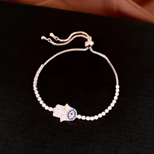 Gros plan détaillé du bracelet main de Fatma or rose avec zircons et œil protecteur