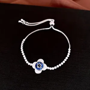 Vue détaillée d'un bracelet coulissant en argent avec breloque œil bleu en zircon