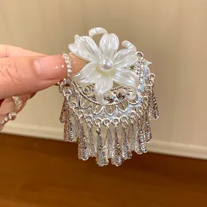 Detailweergave van een bloem haarclip in Chinese stijl met parels en zilveren kwastjes
