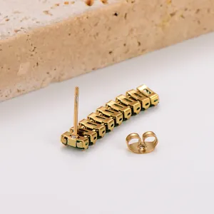 Detailansicht eines goldenen Edelstahl-Ohrsteckers mit grünem Zirkon und Schmetterlingsverschluss.