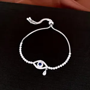 Détail du bracelet Evil Eye en argent avec zircon bleu et chaîne de serrage réglable